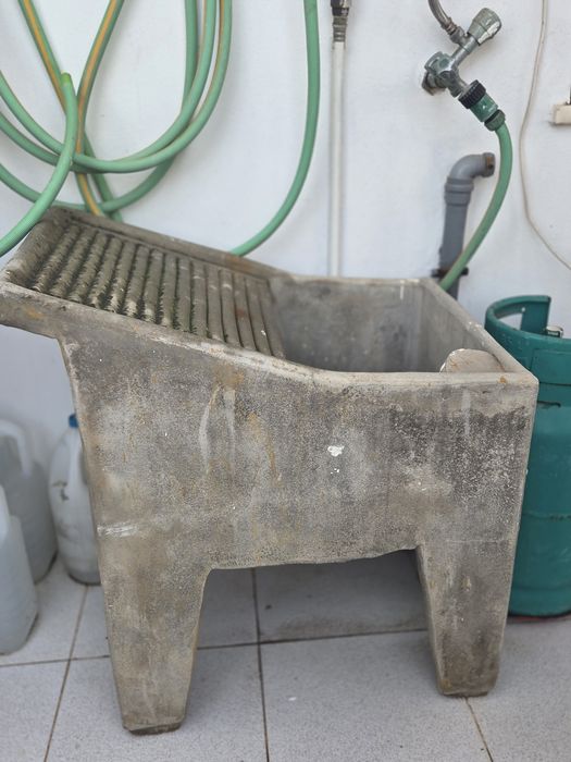 Tanque de lavar roupa em bom estado