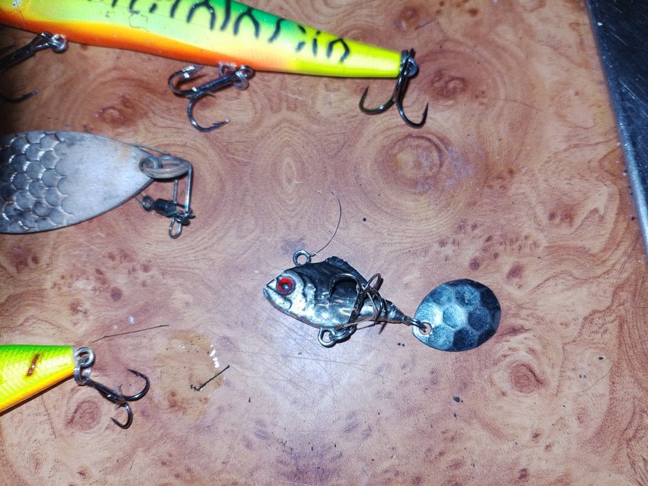 Фідер  блесна    .