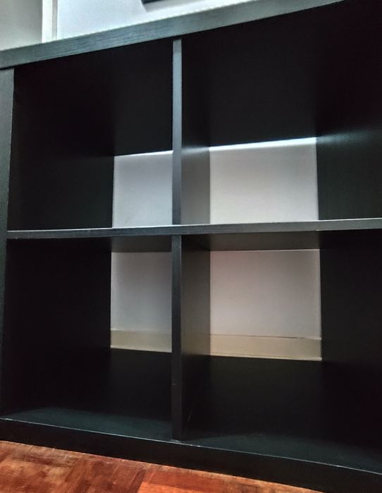 Móvel / estante em preto-castanho