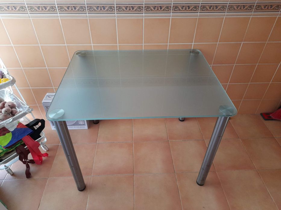 Mesa de vidro de cozinha