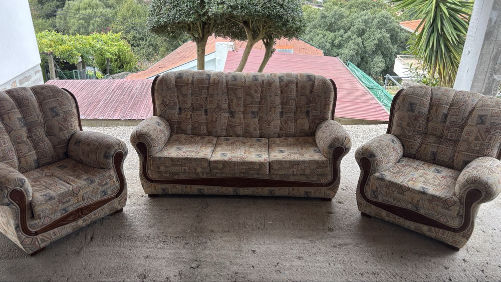 Conjunto de sofá + poltrona vintage em tecido e madeira