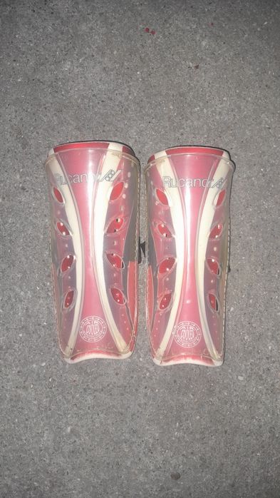 Vendo varios pares de caneleiras para futebol e futsal .