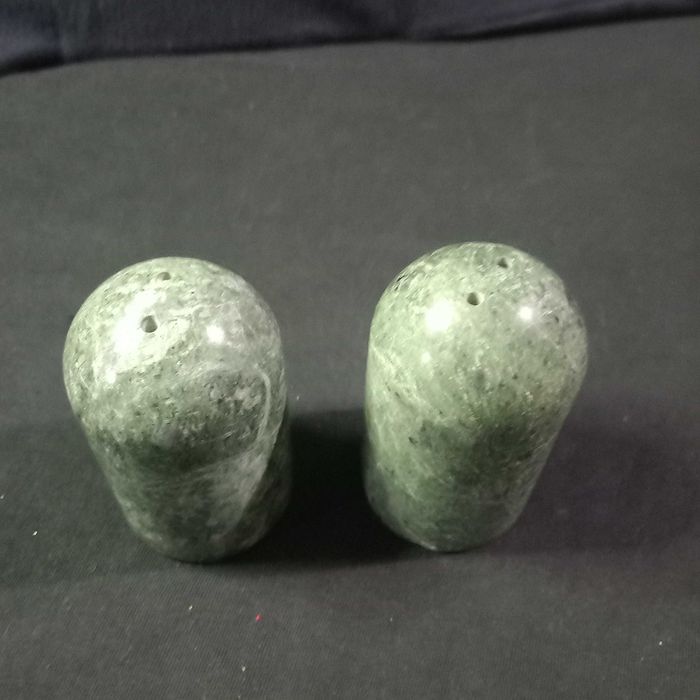 Pimenteiro e saleiro em pedra