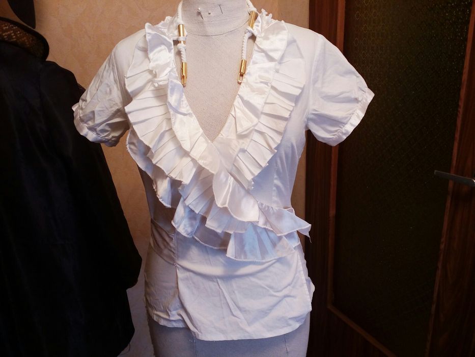 Bluzka biała z falbankami