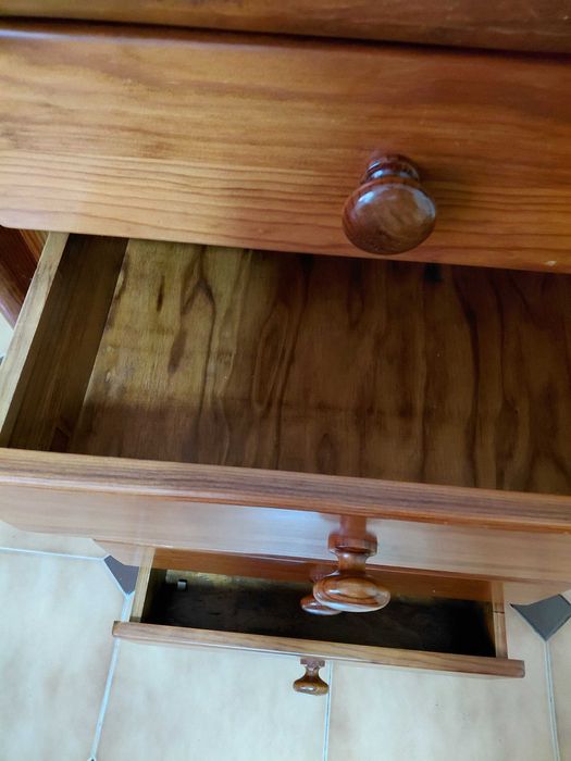 Armário de madeira com 5 gavetas