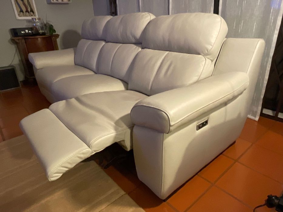 Sofá de pele 3 lugares com 2 Chaise Long + 2 Encostos Reclináveis Elétricos e Saídas de USB – Como Novo devido a Mudança