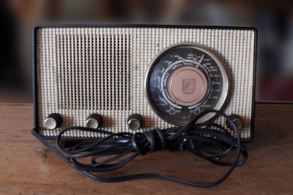 Rádio antigo da marca Philips