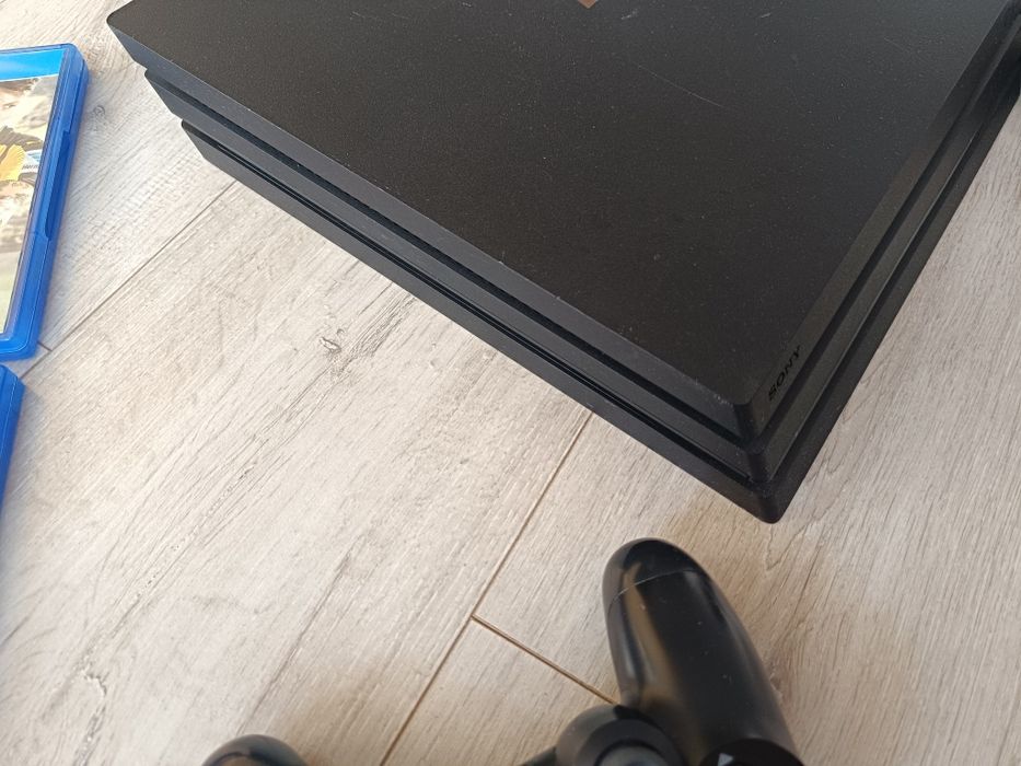 Konsola Ps4 Pro 1tb pad bezprzewodowy 2 gry