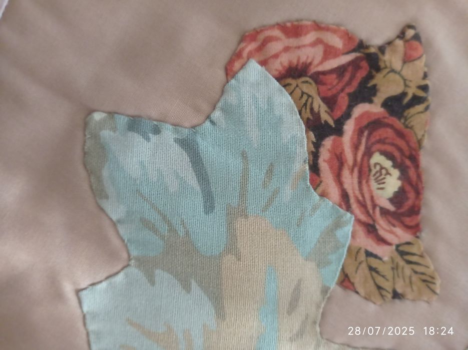 Colcha  de casal feita em  arte aplicada com três almofadas ork nova