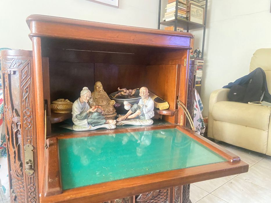 Bar Chinês de 1950 . Oferta de casal de chineses e Buda maneta.