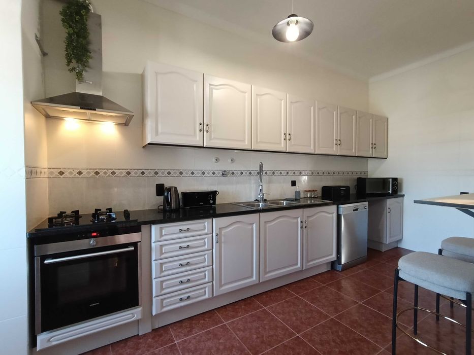 Apartamento renovado com jardim e garagem