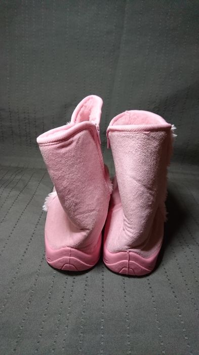 Różowe buty typu emu, R 35