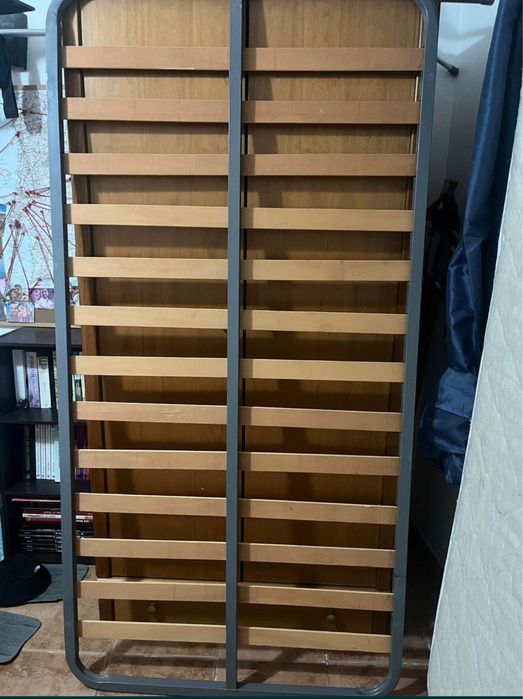 Cama de solteiro e mesa de cabeceira