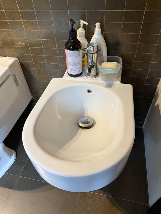 Bidet bialy Roca z baterią i korkiem