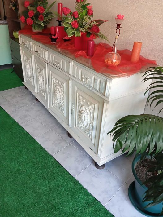 Aparador com tampo em mármore