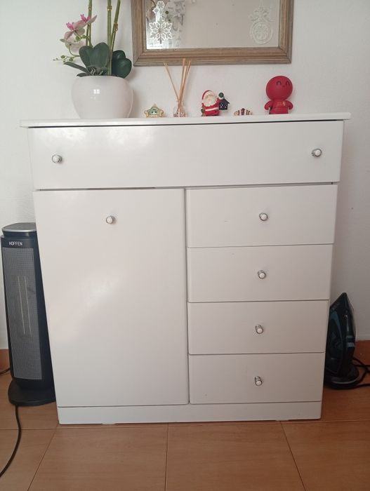 Quarto casal cama e cômoda