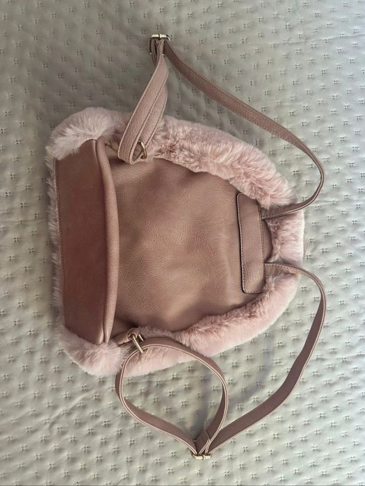 Mochila rosa em pelo sintético com alças ajustáveis