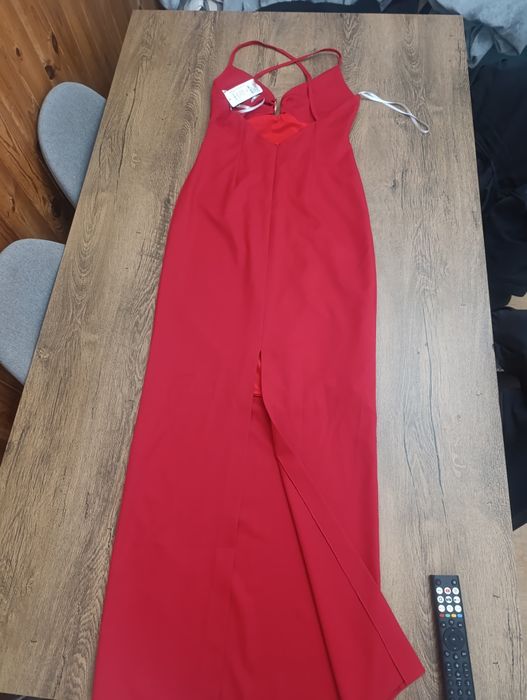 Vestido vermelho teorema tamanho 36 com pormenor em dourado no decote