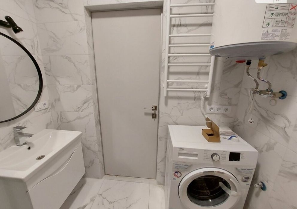 Здається 1-км.Біля Парку.