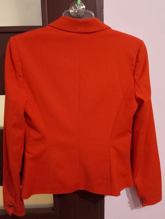 Elegancka, czerwona marynarka.