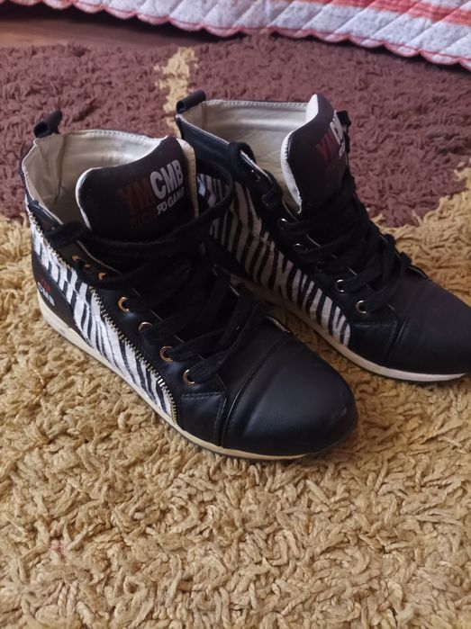 Buty sportowe typu adidas.