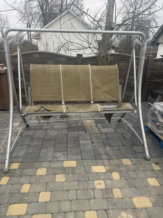 садова гойдалка з металевим каркасом