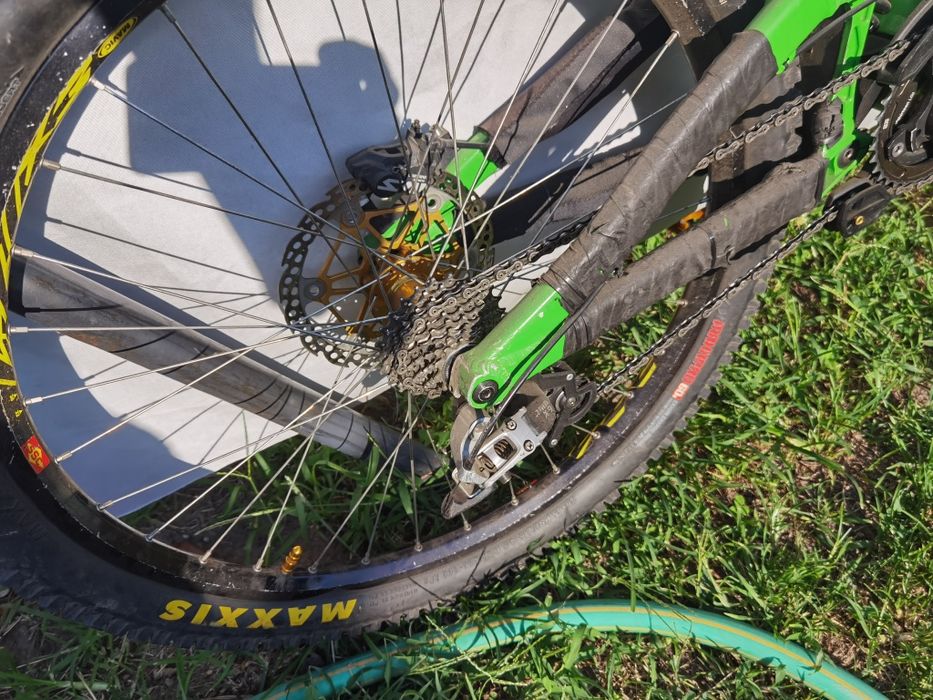 Santa Cruz Nomad C e Santa Cruz V10