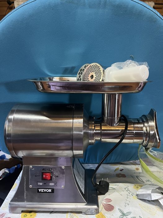 Estou vendendo um moedor de carne profissional.