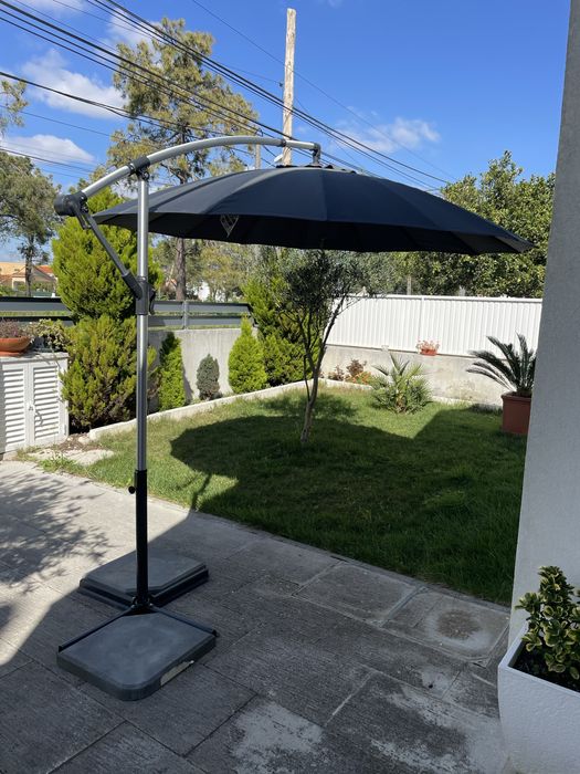 Chapéu de sol de cor cinza escuro e duas base