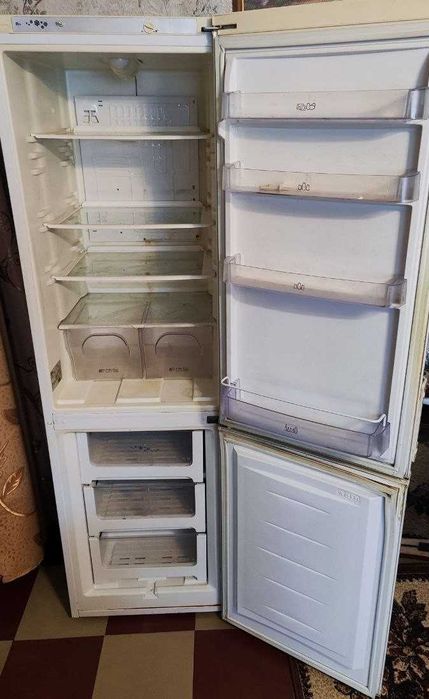 Холодильник Zanussi двокамерний 180см