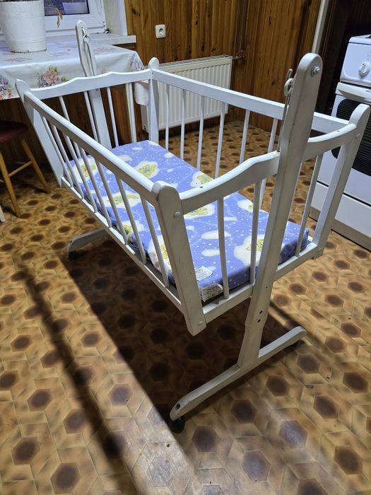 Kołyska drewniana na kółkach