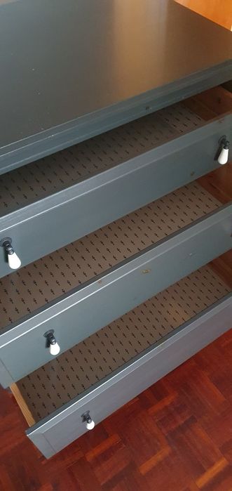 Cómoda Ikea cinzenta 3 gavetas