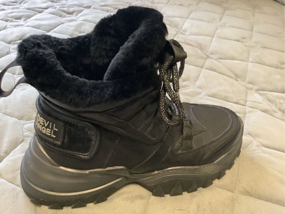 Зимние кроссовки с натуральной кожи и натурального меха в отл. сост