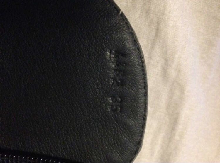 Bota em pele, pretas, tamanho 35, usadas uma única vez