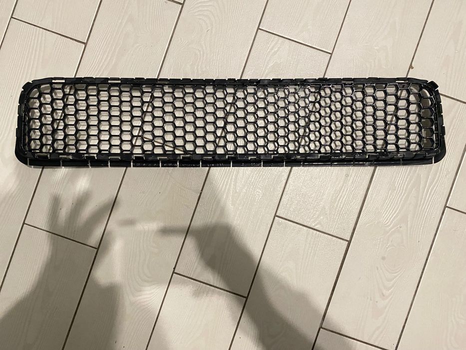 Решітка радіаторна нижня на volkswagen touareg