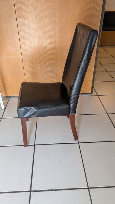 Cadeira de costas altas em pele