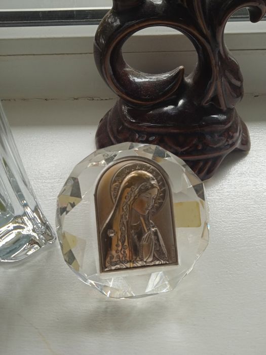 Божа матір посріблена в кришталі