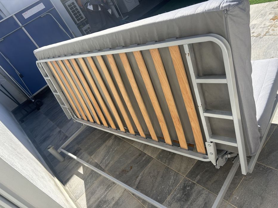 Sofa- cama com 2 capas - estrutura metalica- bom estado