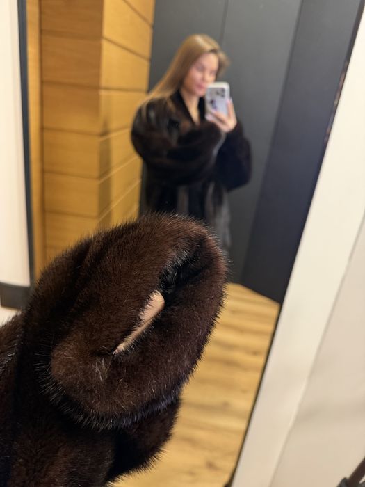 Шуба из норка коричневая средней длины