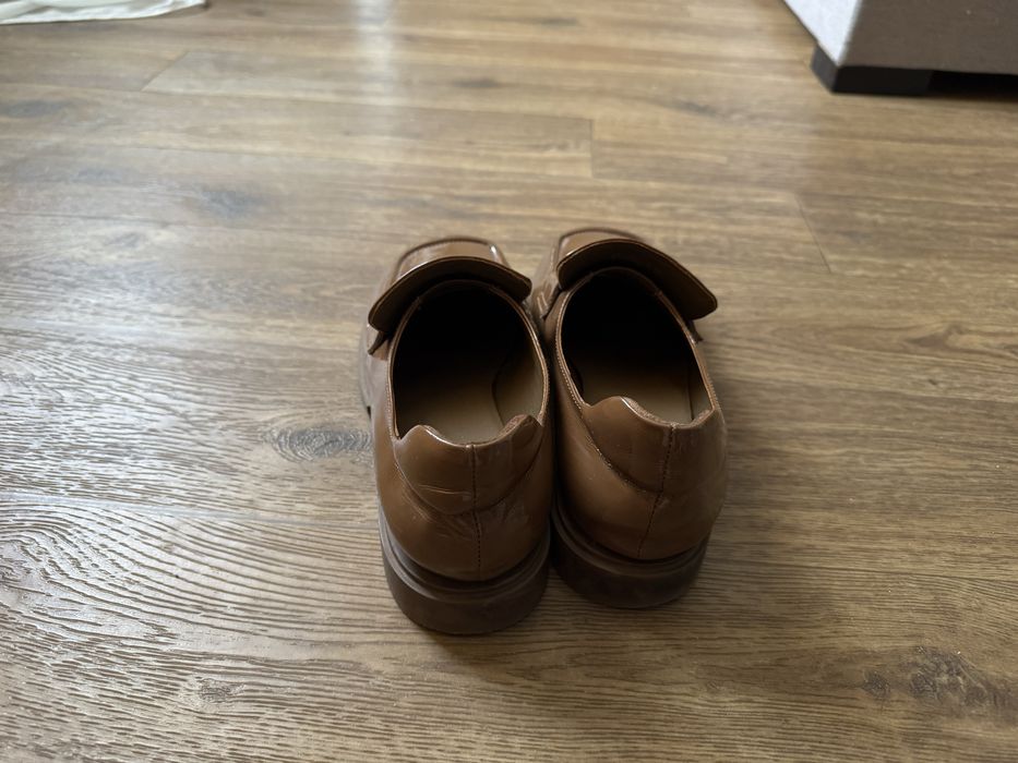 Коричневі лакові лофери estro 38 розмір