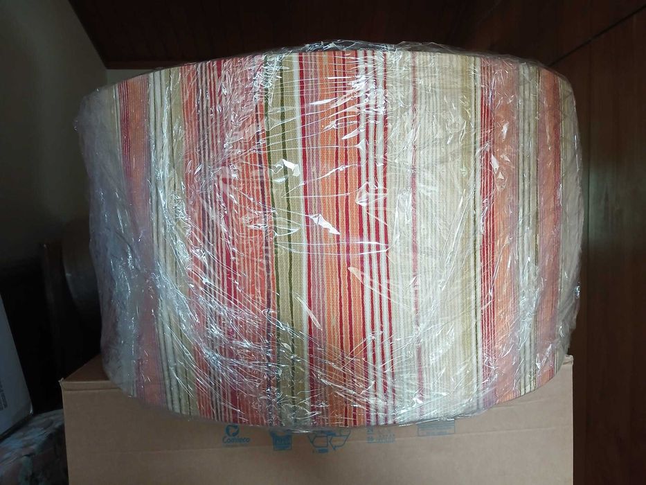 Candeeiro circular forrado a tecido riscas laranja