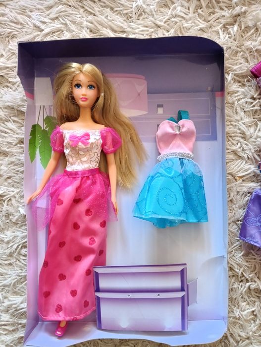 Lalka plus ubranka, buty i torebki
