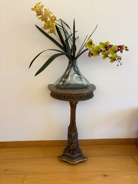 Mesa de apoio antiga, peixe, madeira dourada