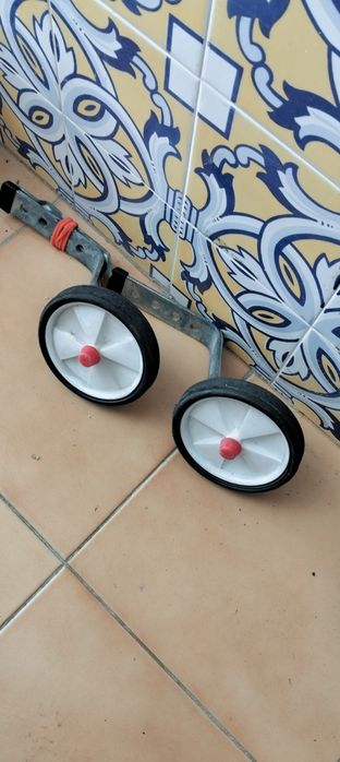 Vendo duas rodas de bicicleta de criança