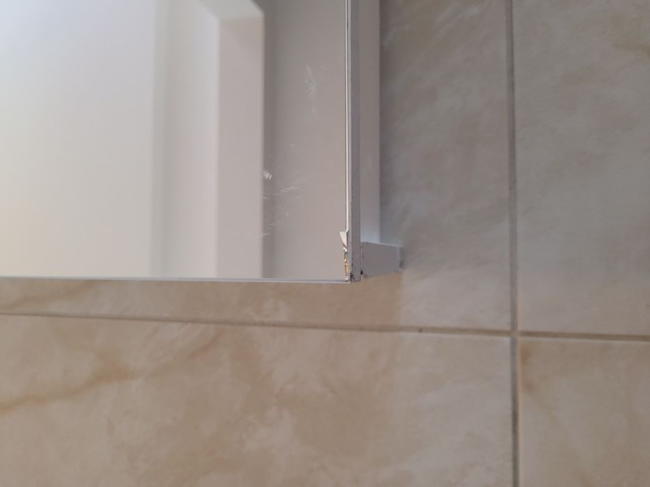 Szafka łazienkowa wiszaca z lustrem