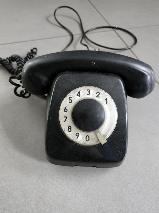 Czarny telefon stacjonarny tarczowy z czasów PRL RWT