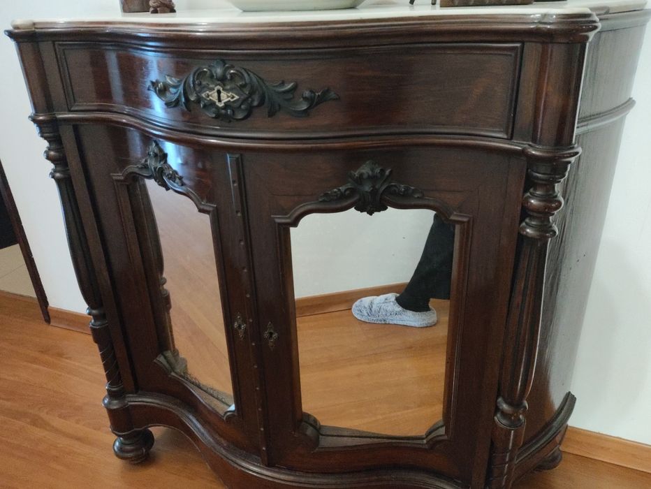 Armário antigo com portas espelho