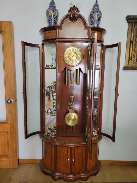 Relógio de Pêndulo em móvel de madeira (negociável)