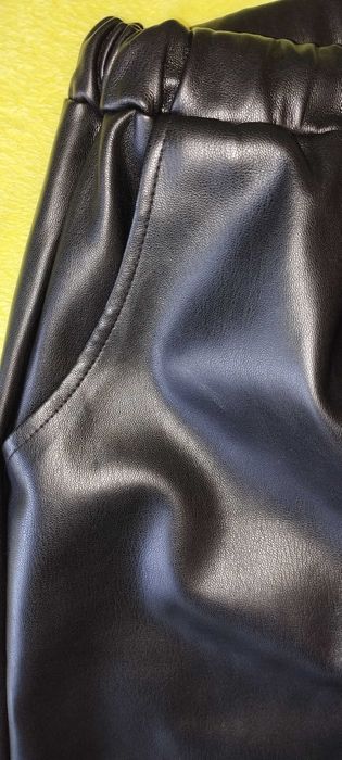 Стильна жіноча спідниця з екошкіри