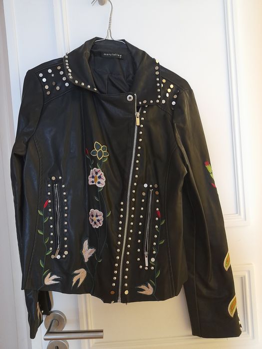 Casaco preto com flores bordadas